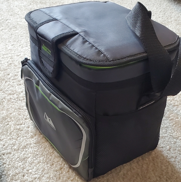 Zipperless Coldlok cooler with carrying strap - Picture 6 of 6